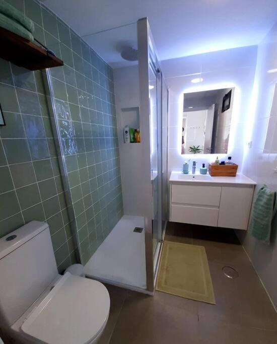Top-Floor Beachfront Apartment With Parking, Pool, & Spacious Sea-View Balcony Villajoyosa  Exterior foto